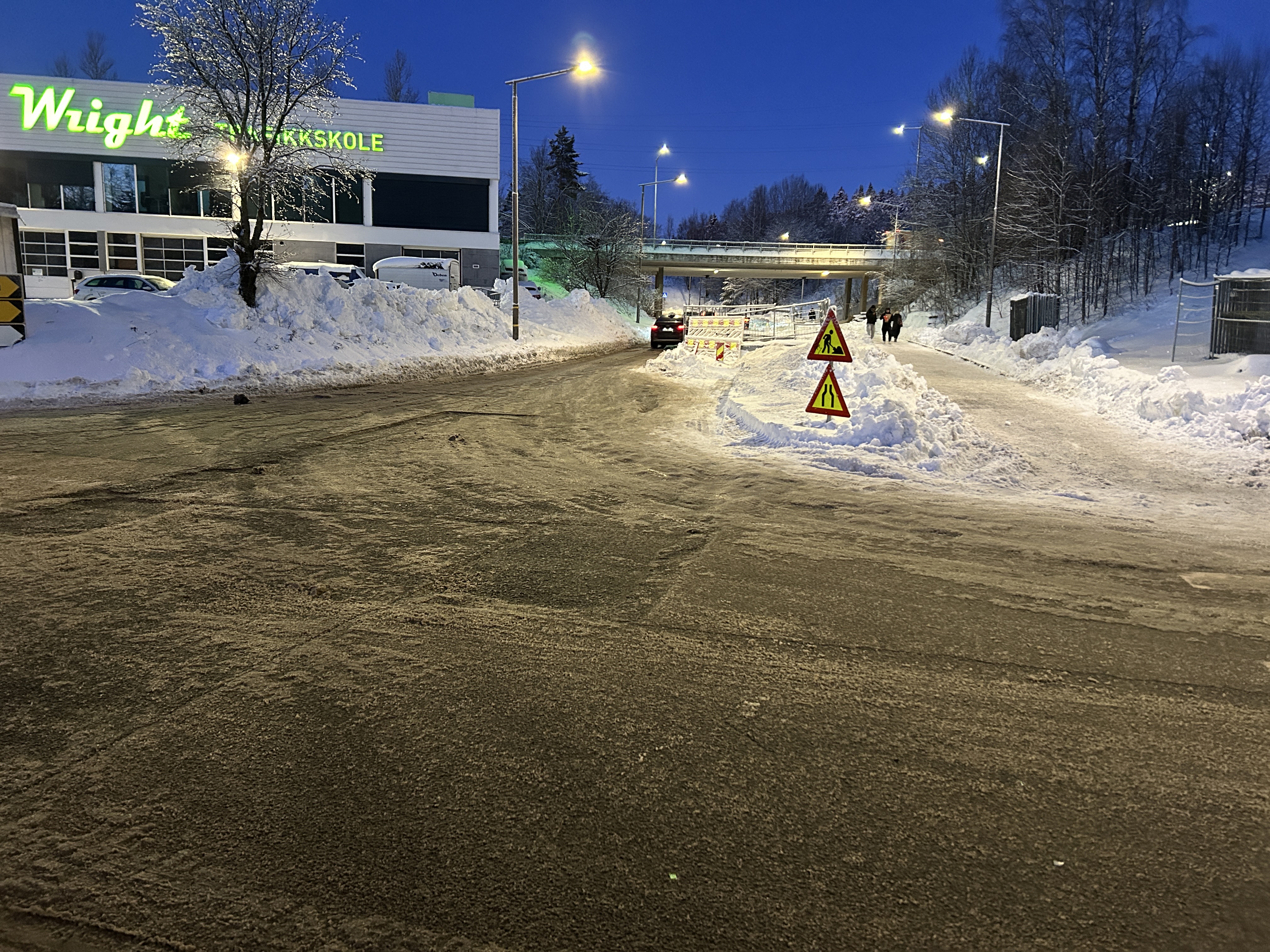 image of a three-way street where only one lane i open becouse of road work.
